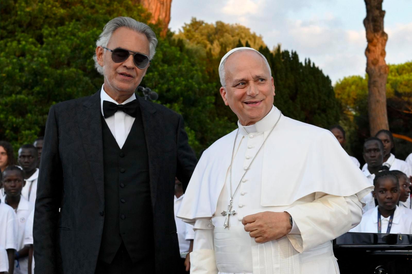 Andrea Bocelli és a világ országait képviselő gyermekkórus énekelt a pápának